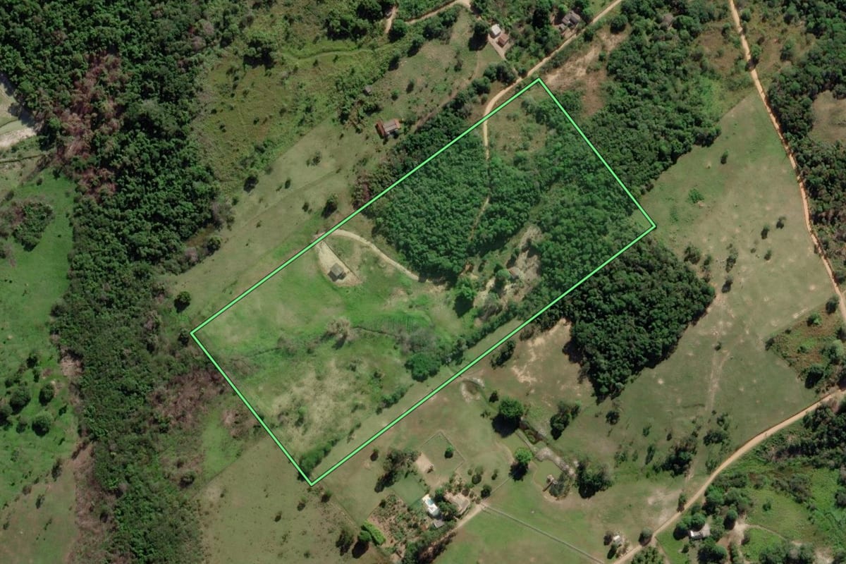 Imagem de satélite do imóvel rural em Araruama (RJ), com o contorno declarado no CAR desenhado por cima.