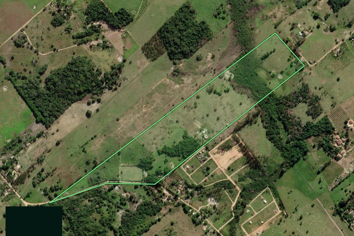 Imagem de satélite do imóvel rural em Araruama (RJ), com o contorno declarado no CAR desenhado por cima.