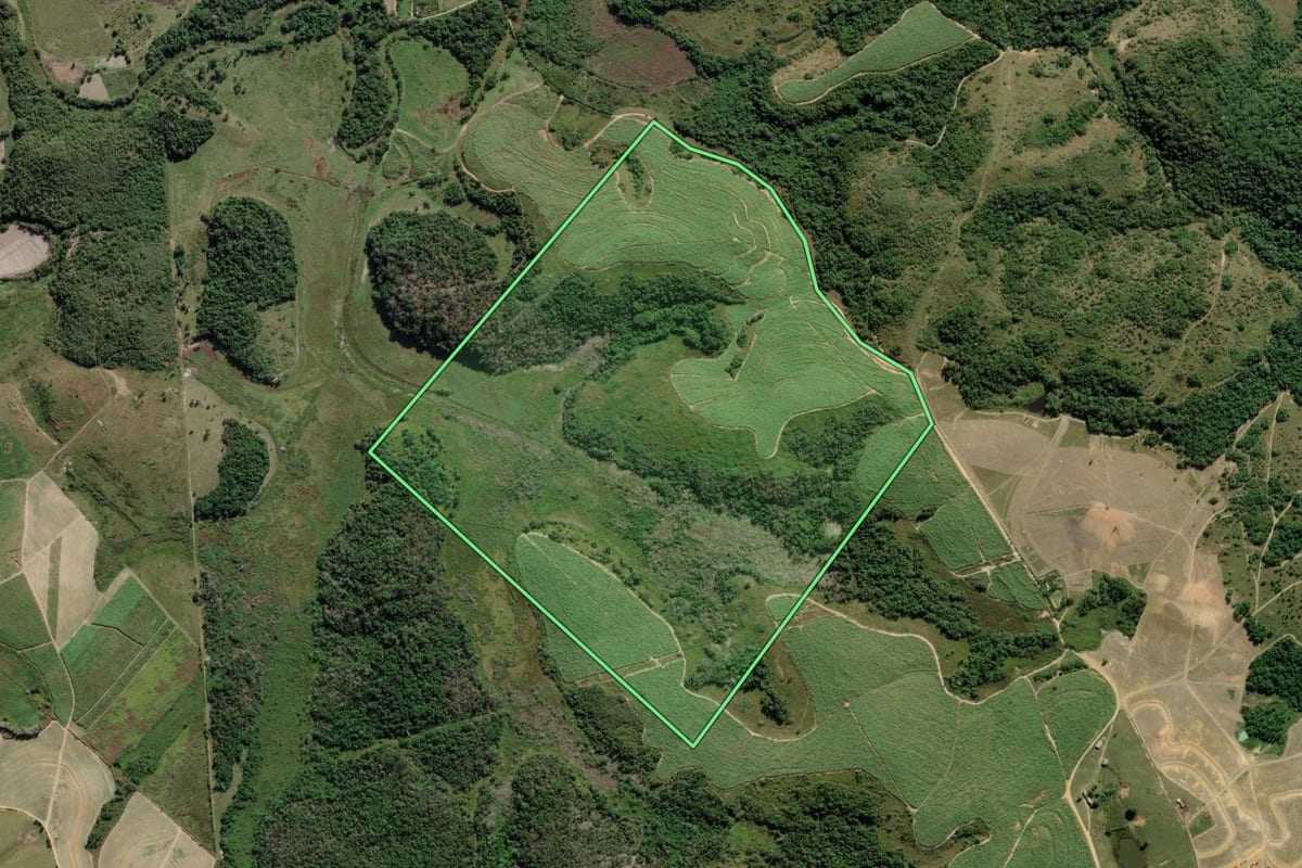 Imagem de satélite do imóvel rural em Araruama (RJ), com o contorno declarado no CAR desenhado por cima.