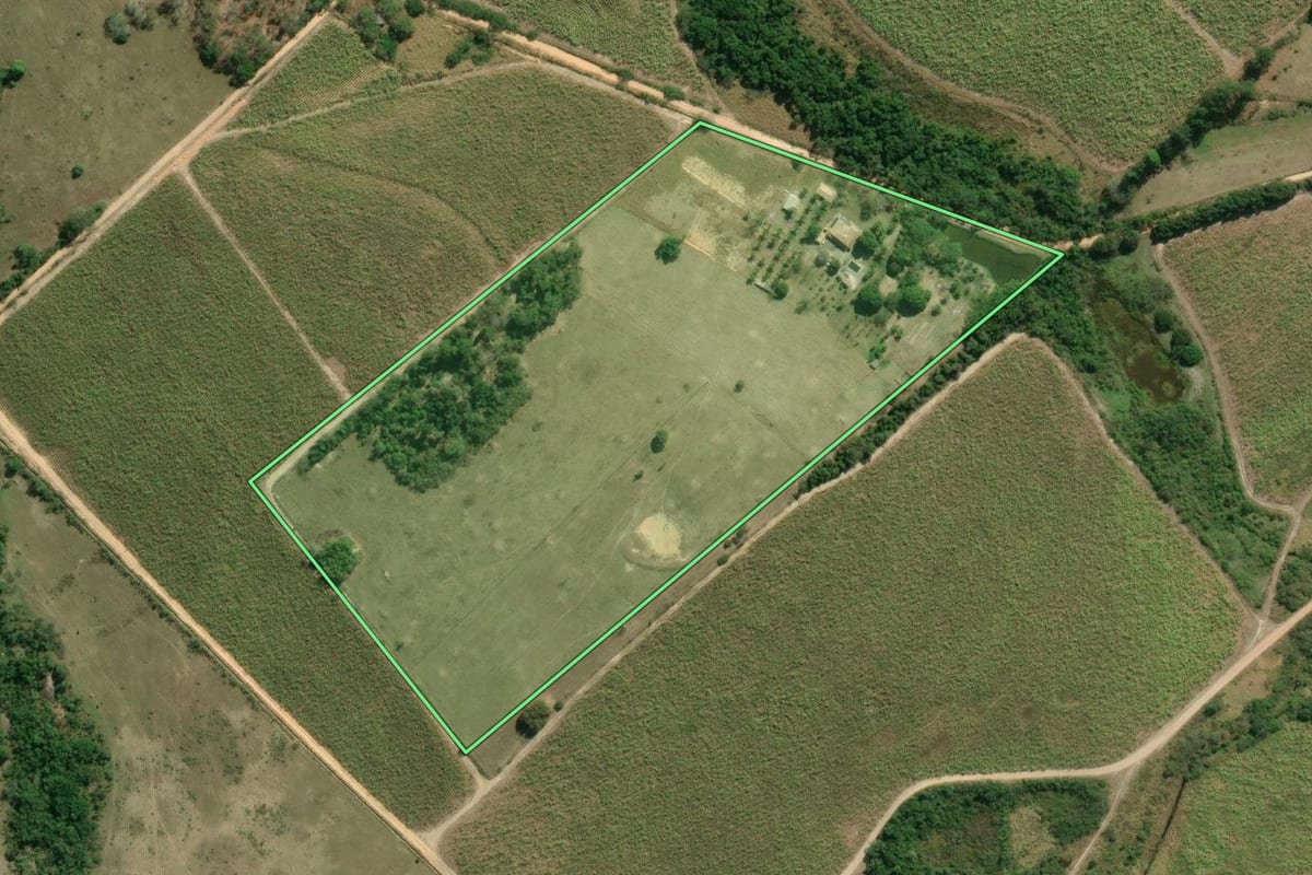 Imagem de satélite do imóvel rural em Araruama (RJ), com o contorno declarado no CAR desenhado por cima.