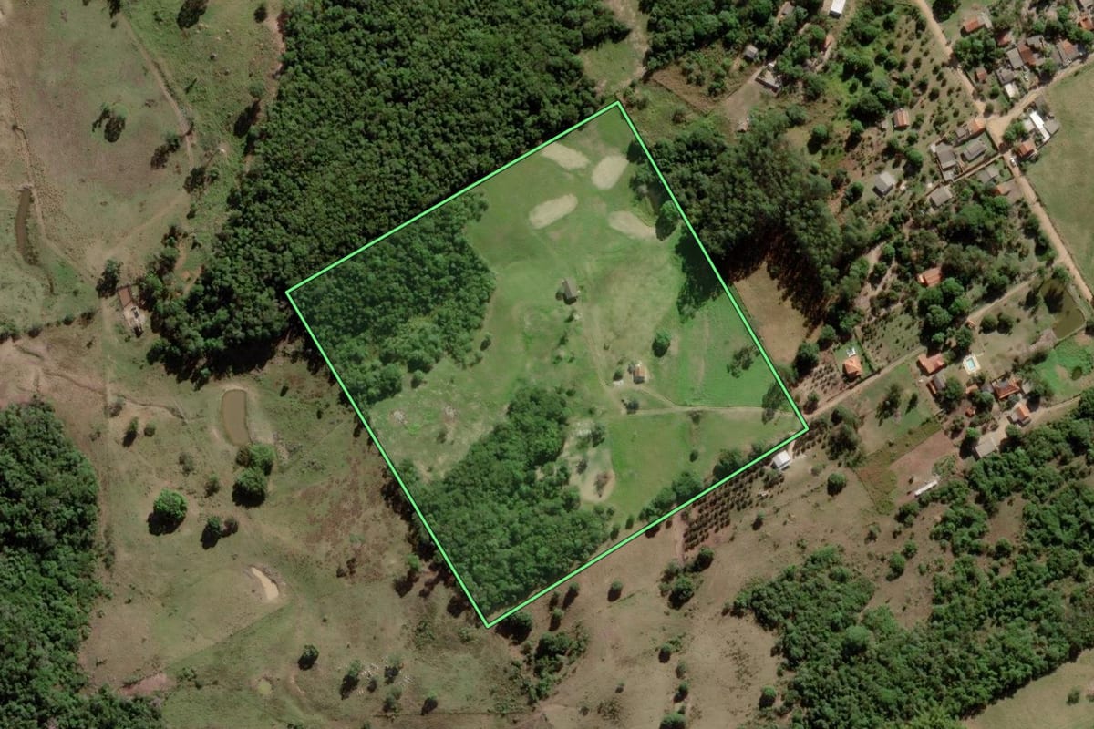 Imagem de satélite do imóvel rural em Araruama (RJ), com o contorno declarado no CAR desenhado por cima.