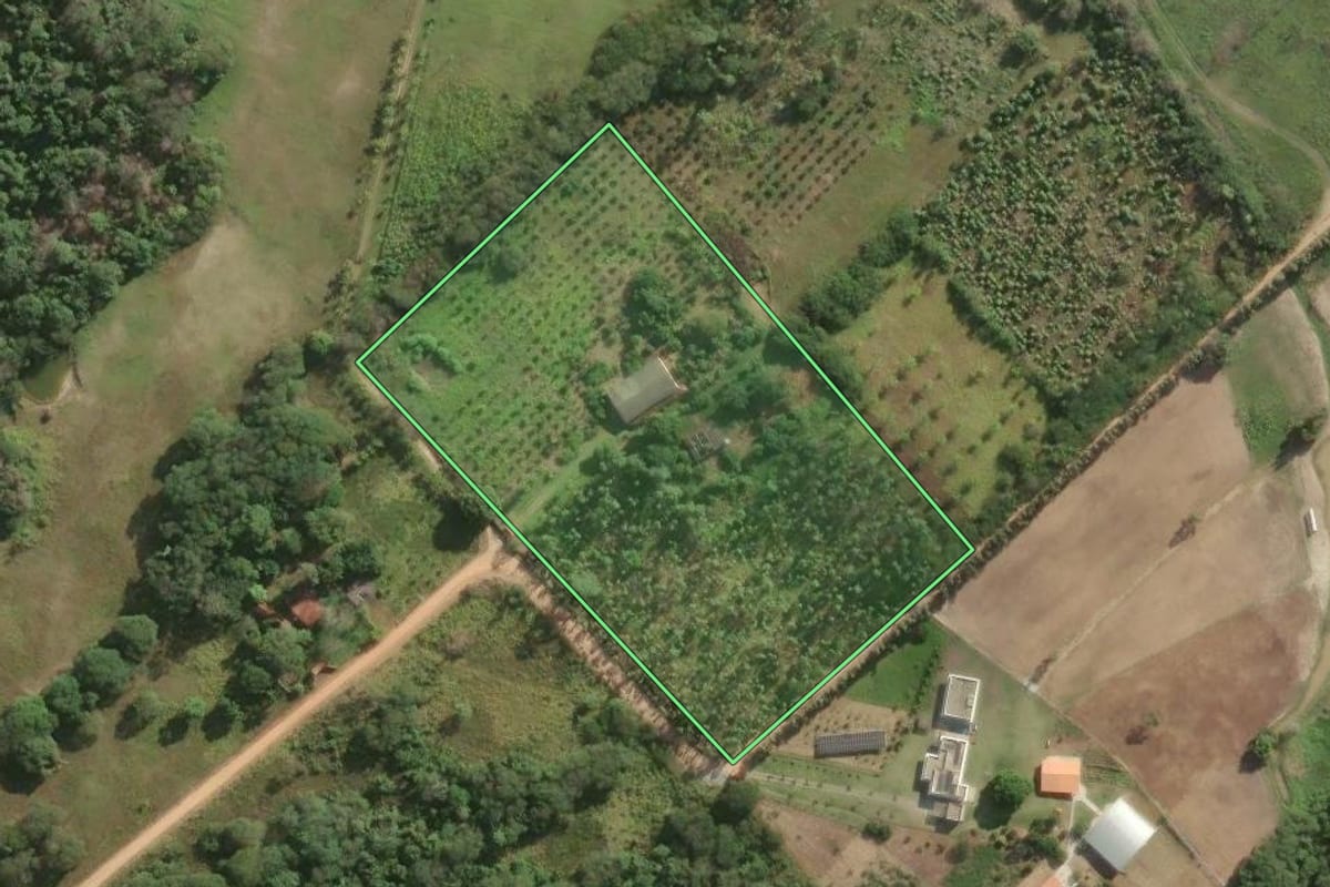 Imagem de satélite do imóvel rural em Araruama (RJ), com o contorno declarado no CAR desenhado por cima.