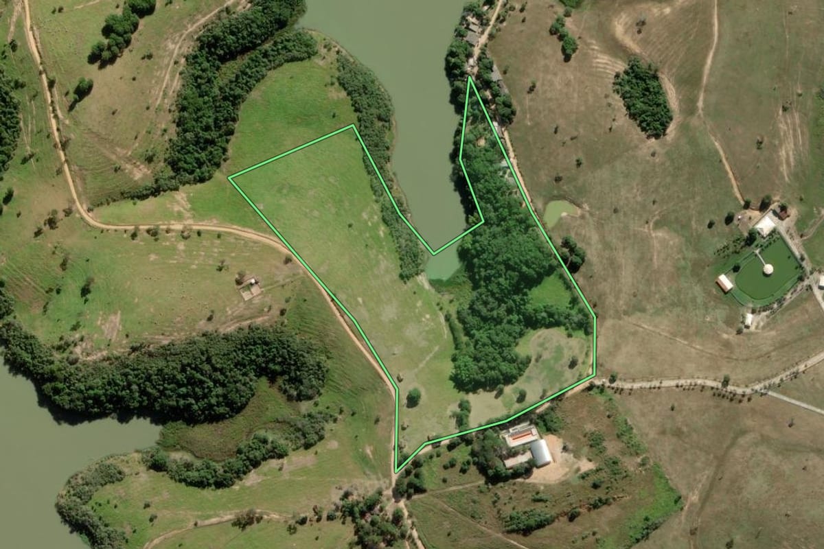 Imagem de satélite do imóvel rural em Araruama (RJ), com o contorno declarado no CAR desenhado por cima.