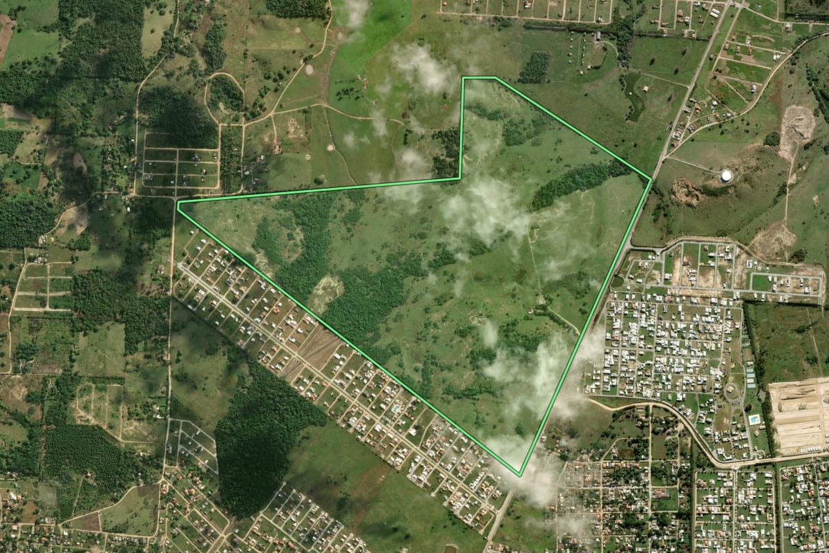 Imagem de satélite do imóvel rural em Araruama (RJ), com o contorno declarado no CAR desenhado por cima.