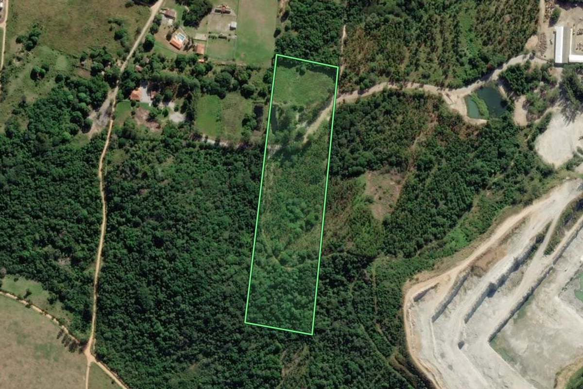 Imagem de satélite do imóvel rural em Araruama (RJ), com o contorno declarado no CAR desenhado por cima.