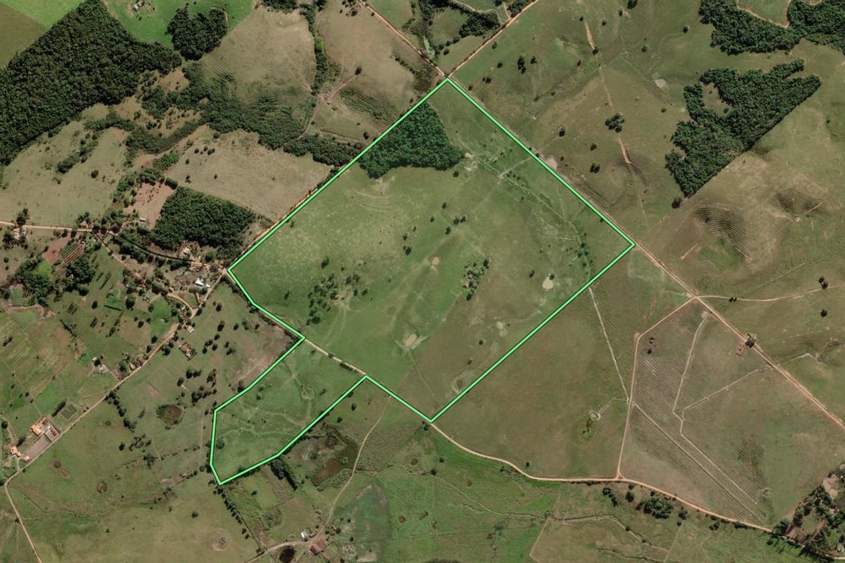 Imagem de satélite do imóvel rural em Araruama (RJ), com o contorno declarado no CAR desenhado por cima.