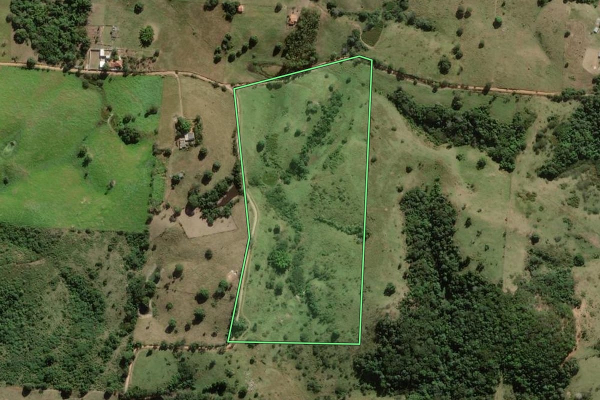 Imagem de satélite do imóvel rural em Araruama (RJ), com o contorno declarado no CAR desenhado por cima.