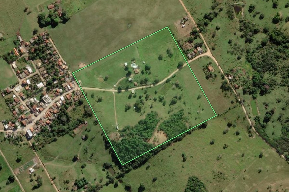 Imagem de satélite do imóvel rural em Araruama (RJ), com o contorno declarado no CAR desenhado por cima.