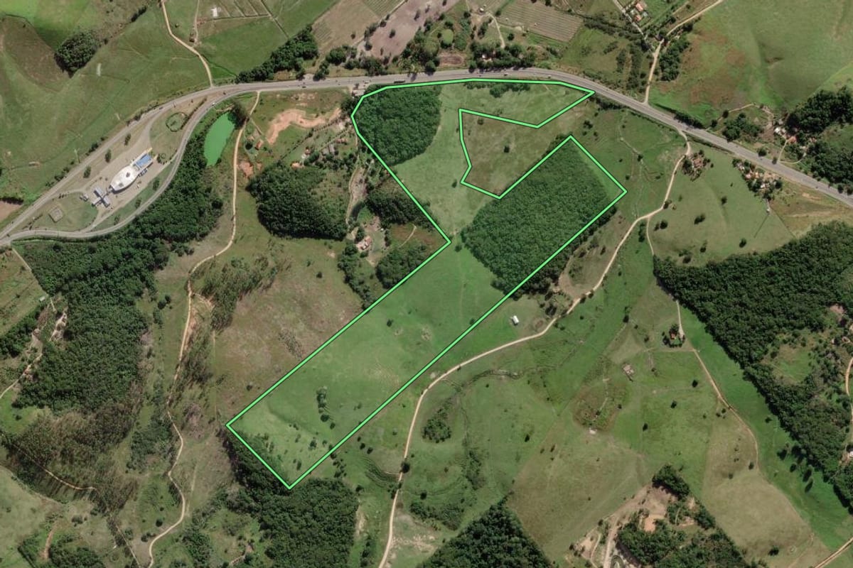 Imagem de satélite do imóvel rural em Araruama (RJ), com o contorno declarado no CAR desenhado por cima.