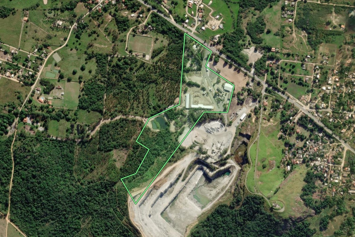 Imagem de satélite do imóvel rural em Araruama (RJ), com o contorno declarado no CAR desenhado por cima.