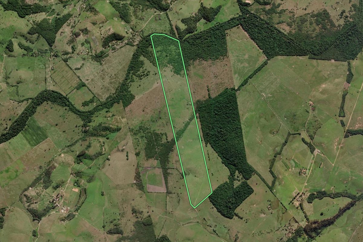 Imagem de satélite do imóvel rural em Araruama (RJ), com o contorno declarado no CAR desenhado por cima.
