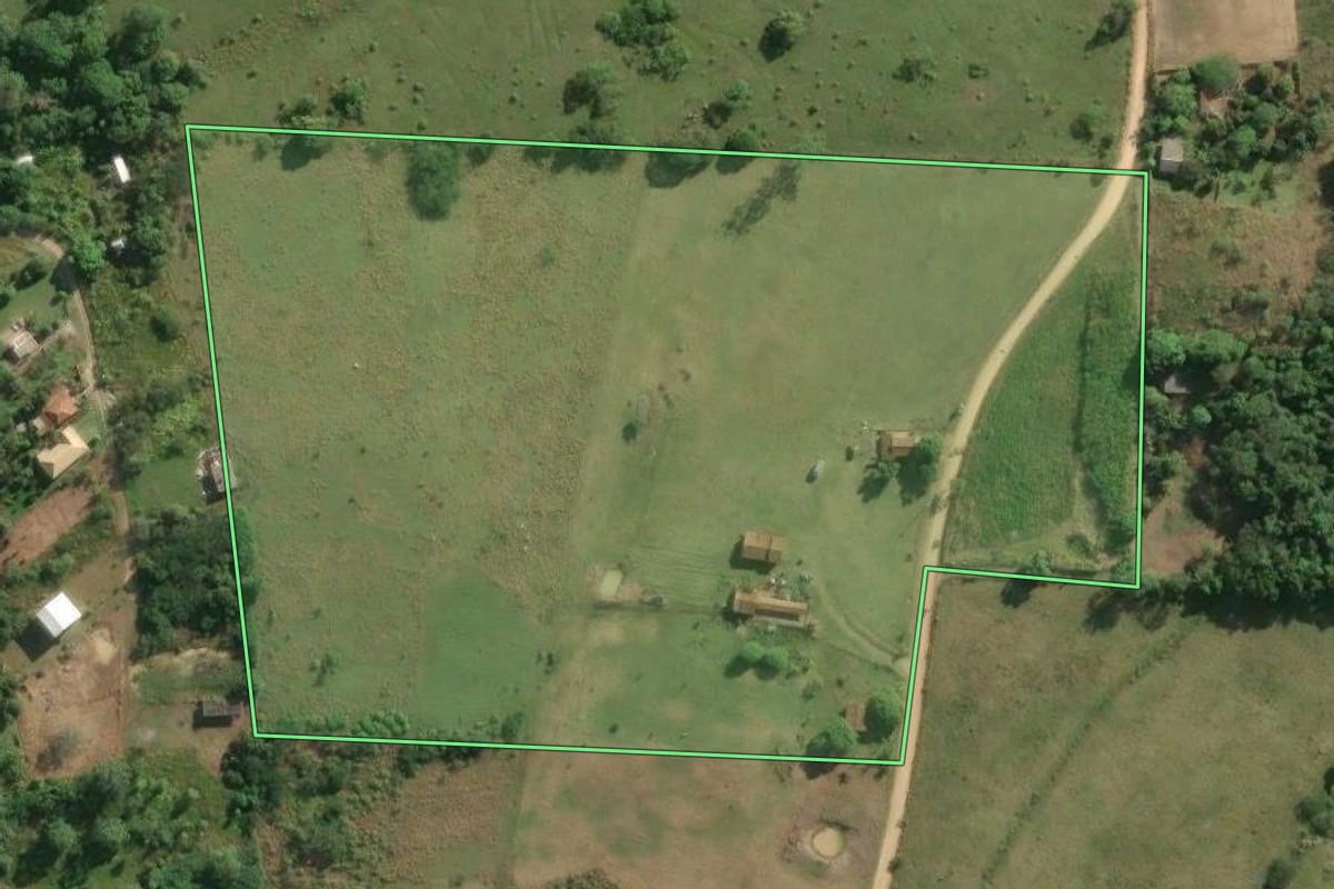 Imagem de satélite do imóvel rural em Araruama (RJ), com o contorno declarado no CAR desenhado por cima.