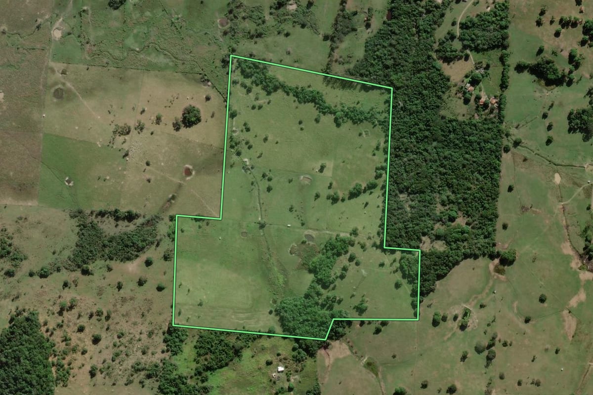 Imagem de satélite do imóvel rural em Araruama (RJ), com o contorno declarado no CAR desenhado por cima.