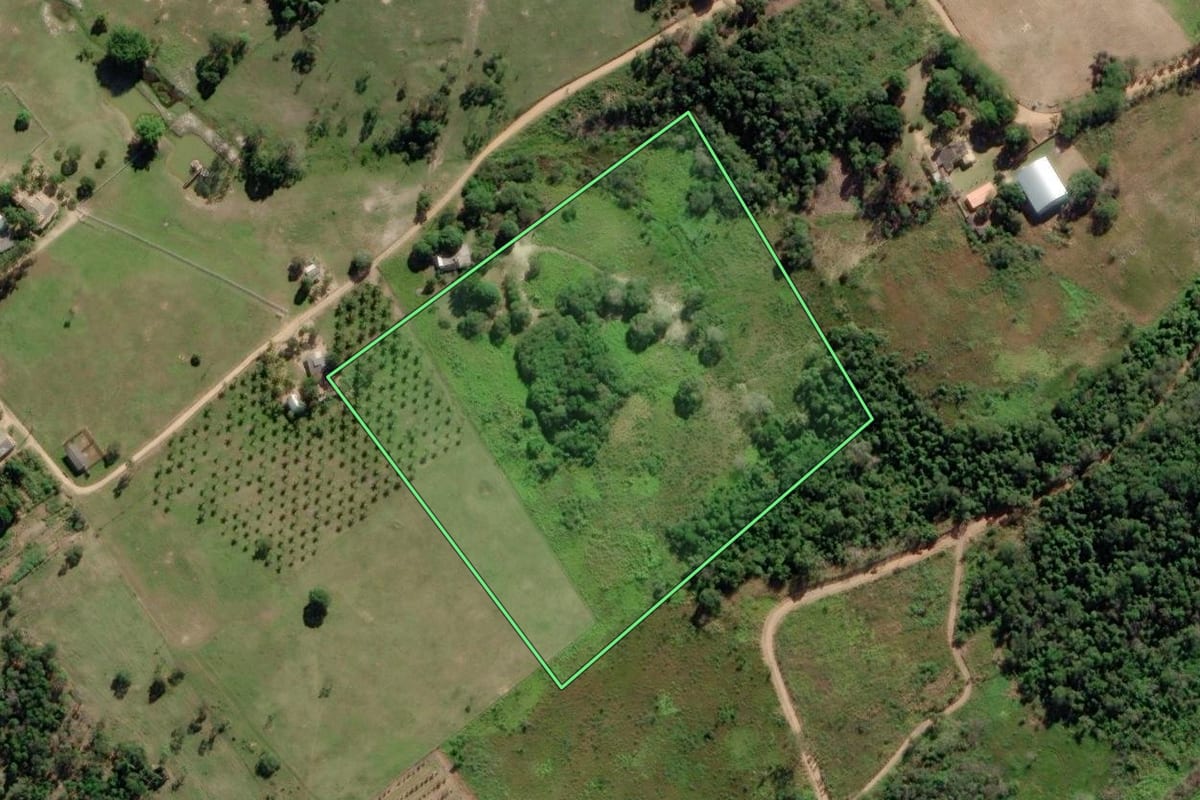 Imagem de satélite do imóvel rural em Araruama (RJ), com o contorno declarado no CAR desenhado por cima.