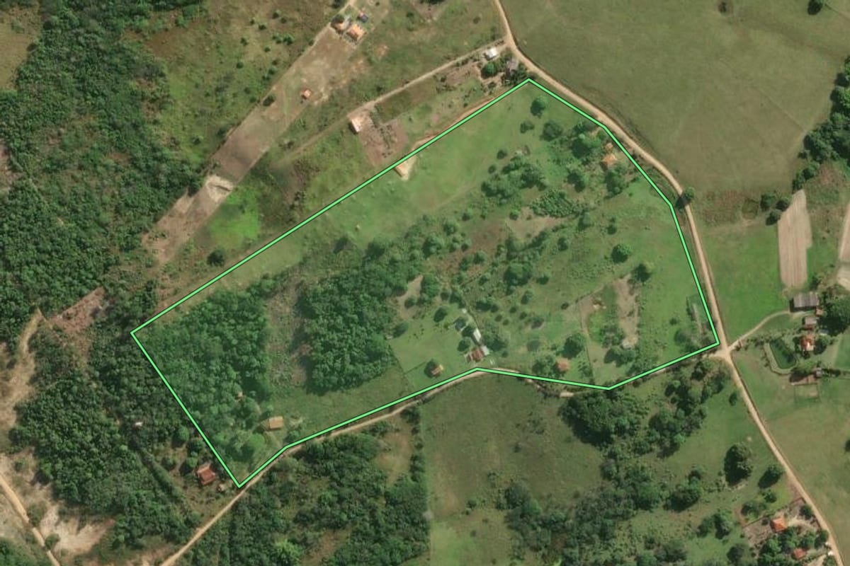 Imagem de satélite do imóvel rural em Araruama (RJ), com o contorno declarado no CAR desenhado por cima.