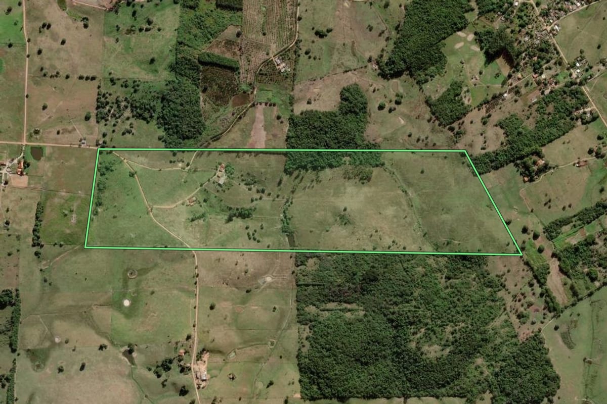 Imagem de satélite do imóvel rural em Araruama (RJ), com o contorno declarado no CAR desenhado por cima.
