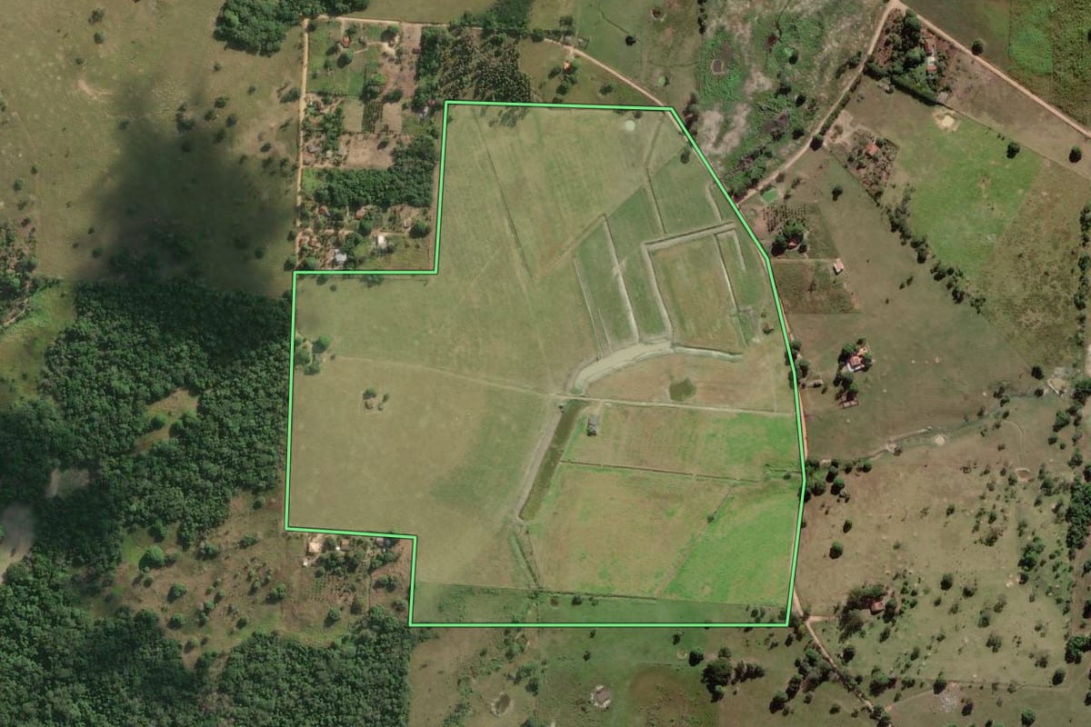 Imagem de satélite do imóvel rural em Araruama (RJ), com o contorno declarado no CAR desenhado por cima.