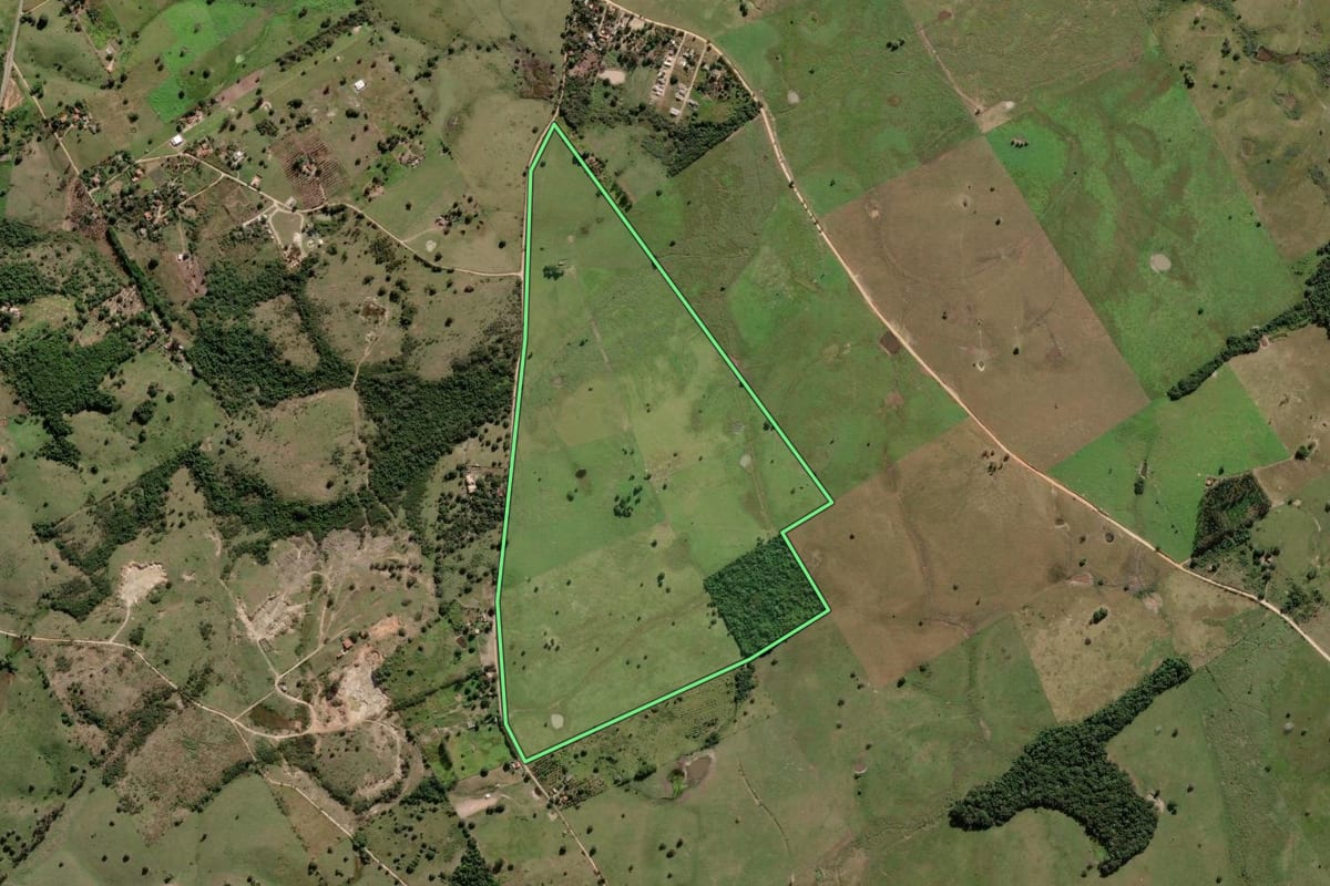 Imagem de satélite do imóvel rural em Araruama (RJ), com o contorno declarado no CAR desenhado por cima.