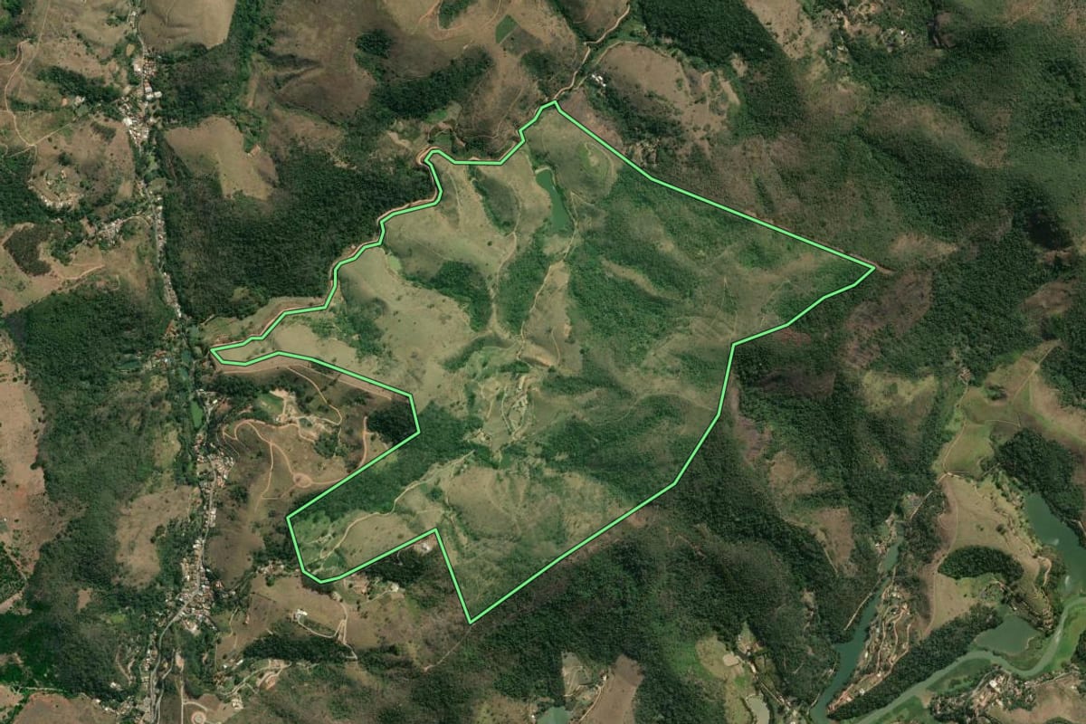Imagem de satélite do imóvel rural em Areal (RJ), com o contorno declarado no CAR desenhado por cima.