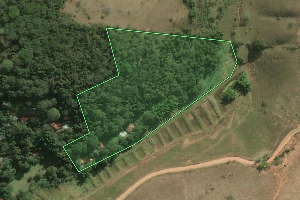 Imagem de satélite do imóvel rural em Areal (RJ), com o contorno declarado no CAR desenhado por cima.
