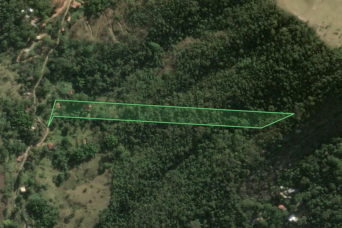 Imagem de satélite do imóvel rural em Areal (RJ), com o contorno declarado no CAR desenhado por cima.