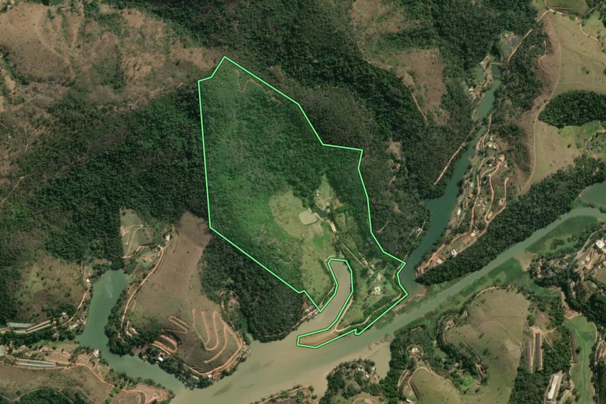 Imagem de satélite do imóvel rural em Areal (RJ), com o contorno declarado no CAR desenhado por cima.