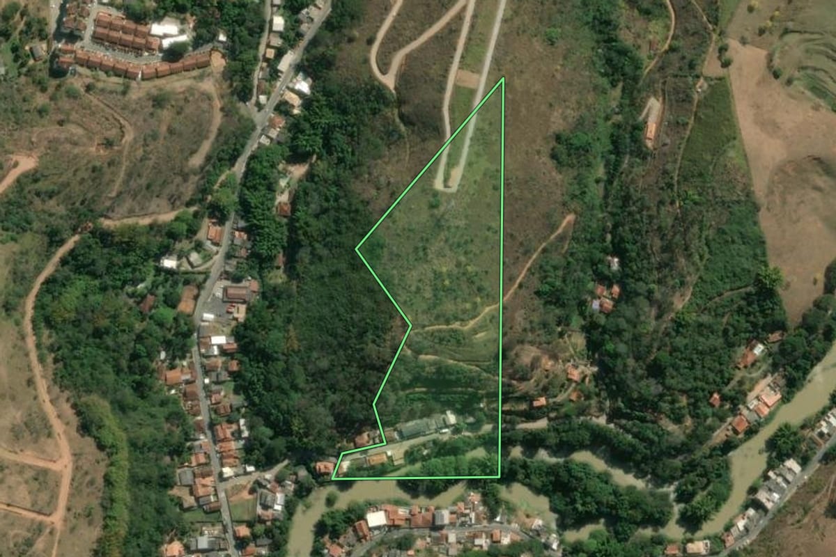 Imagem de satélite do imóvel rural em Areal (RJ), com o contorno declarado no CAR desenhado por cima.
