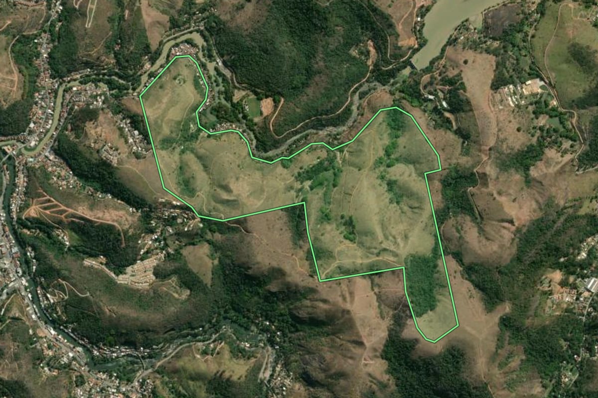 Imagem de satélite do imóvel rural em Areal (RJ), com o contorno declarado no CAR desenhado por cima.