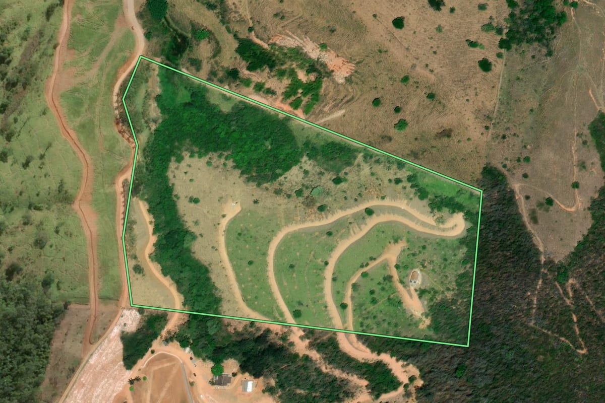 Imagem de satélite do imóvel rural em Areal (RJ), com o contorno declarado no CAR desenhado por cima.
