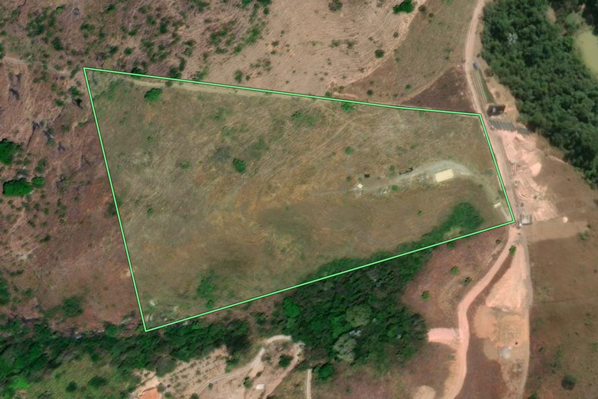 Imagem de satélite do imóvel rural em Areal (RJ), com o contorno declarado no CAR desenhado por cima.