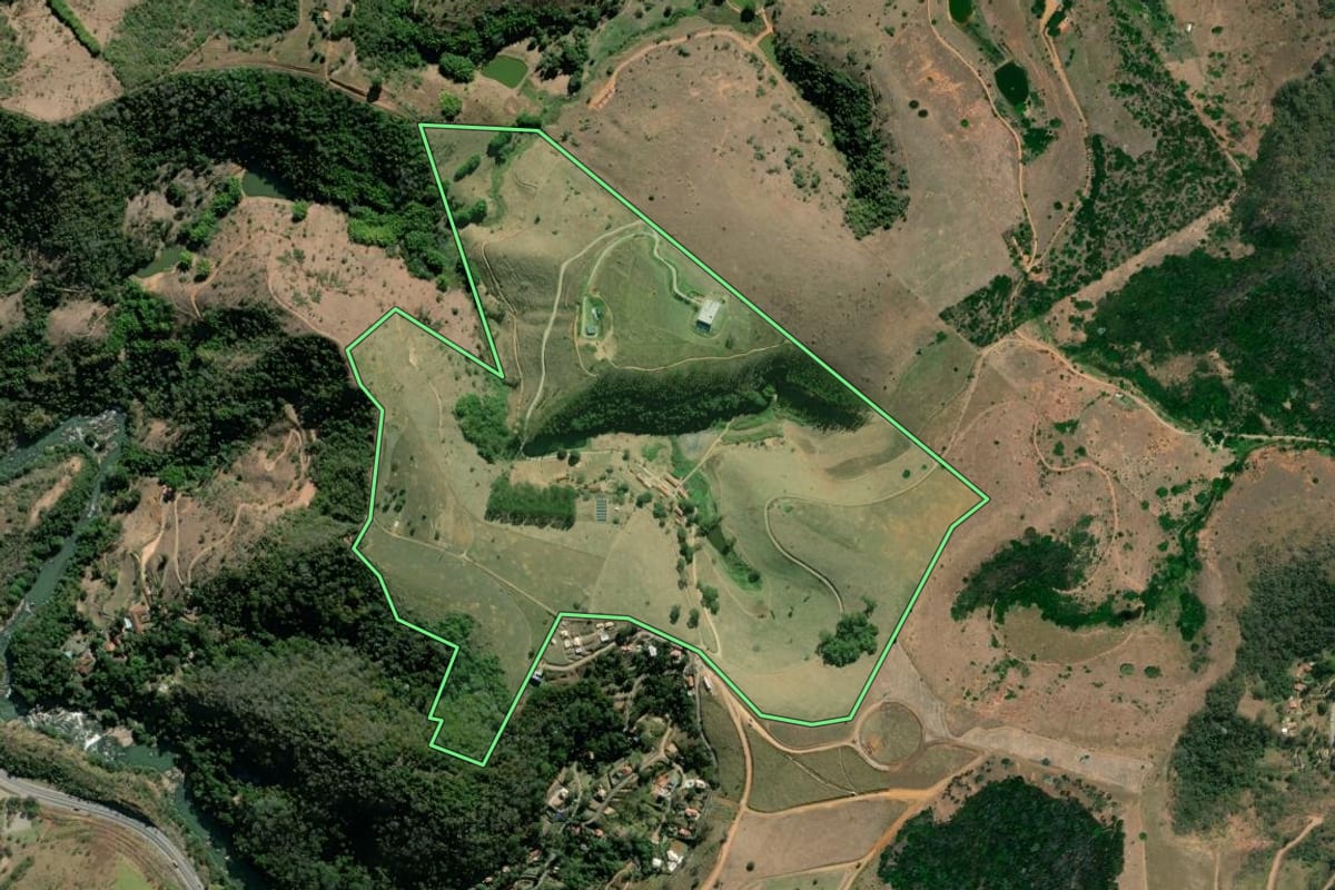 Imagem de satélite do imóvel rural em Areal (RJ), com o contorno declarado no CAR desenhado por cima.