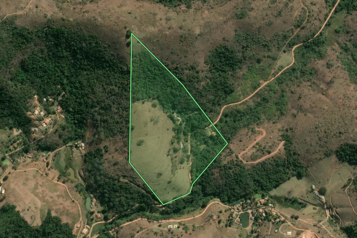 Imagem de satélite do imóvel rural em Areal (RJ), com o contorno declarado no CAR desenhado por cima.