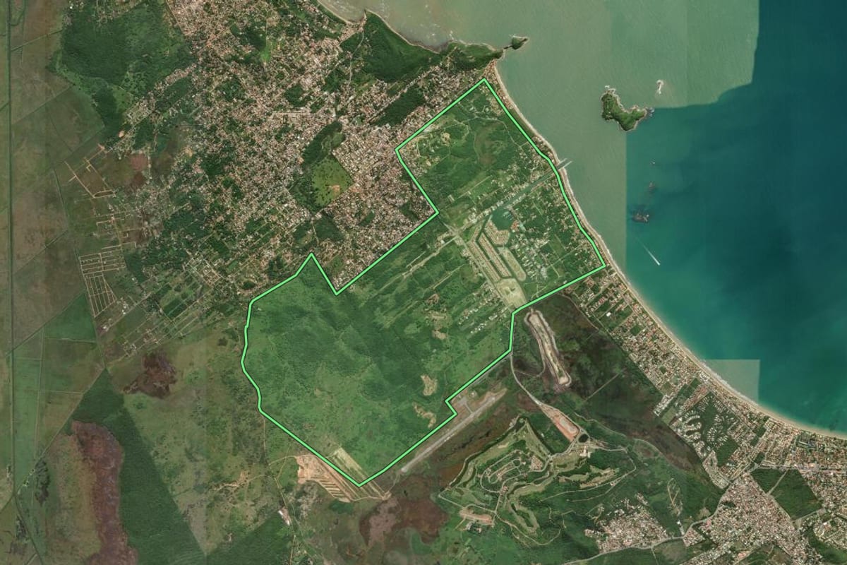 Imagem de satélite do imóvel rural em Armação dos Búzios (RJ), com o contorno declarado no CAR desenhado por cima.