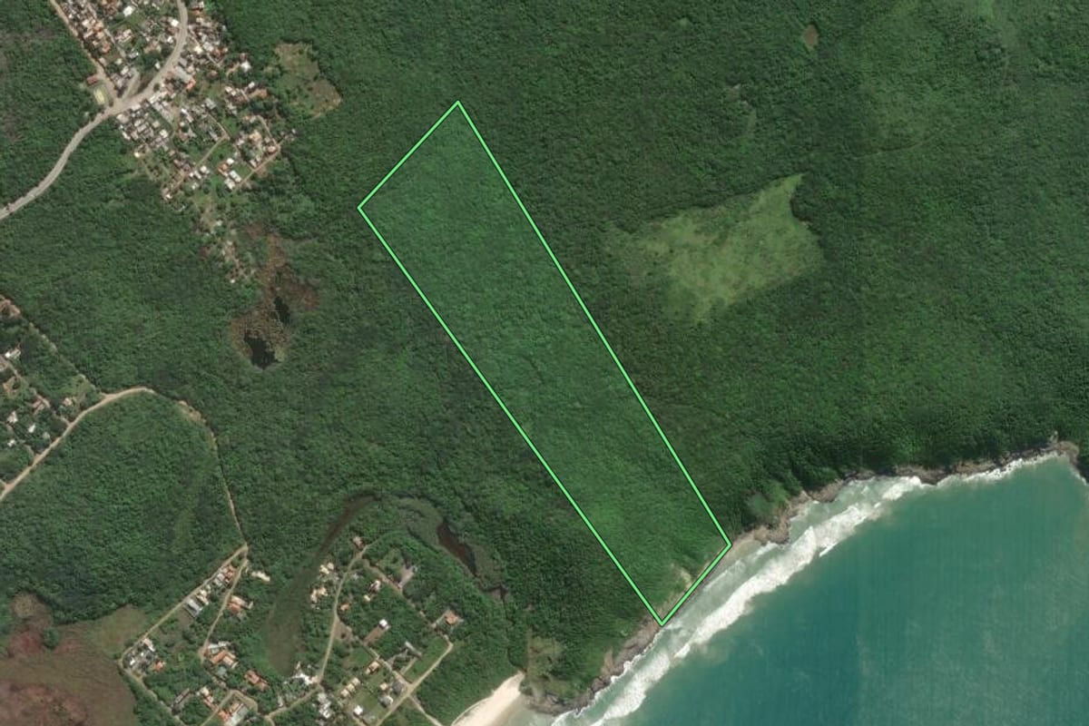 Imagem de satélite do imóvel rural em Armação dos Búzios (RJ), com o contorno declarado no CAR desenhado por cima.