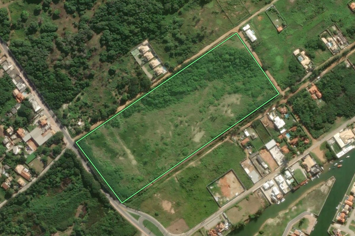 Imagem de satélite do imóvel rural em Armação dos Búzios (RJ), com o contorno declarado no CAR desenhado por cima.