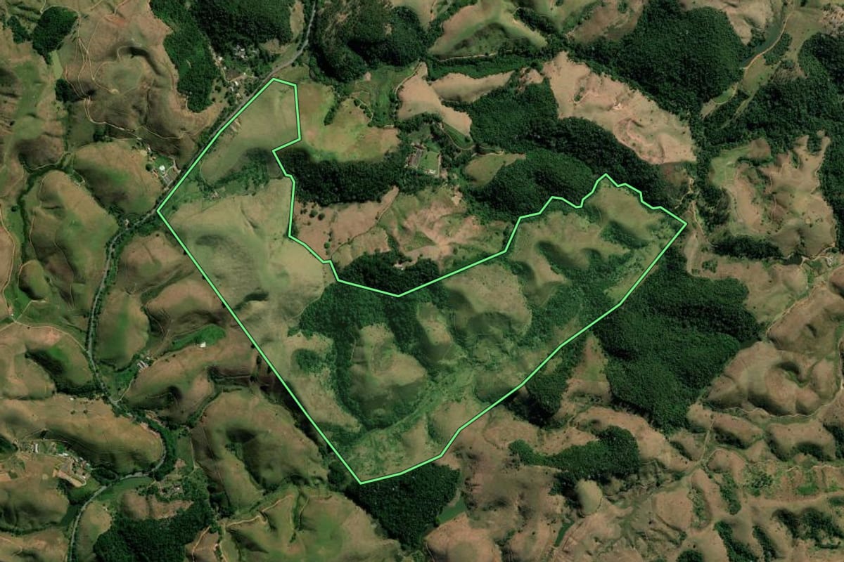 Imagem de satélite do imóvel rural em Barra do Piraí (RJ), com o contorno declarado no CAR desenhado por cima.