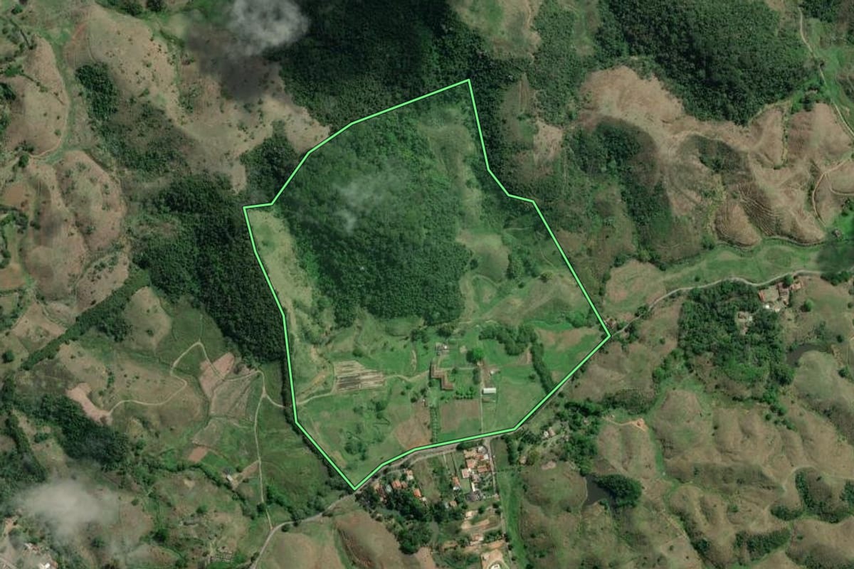 Imagem de satélite do imóvel rural em Barra do Piraí (RJ), com o contorno declarado no CAR desenhado por cima.