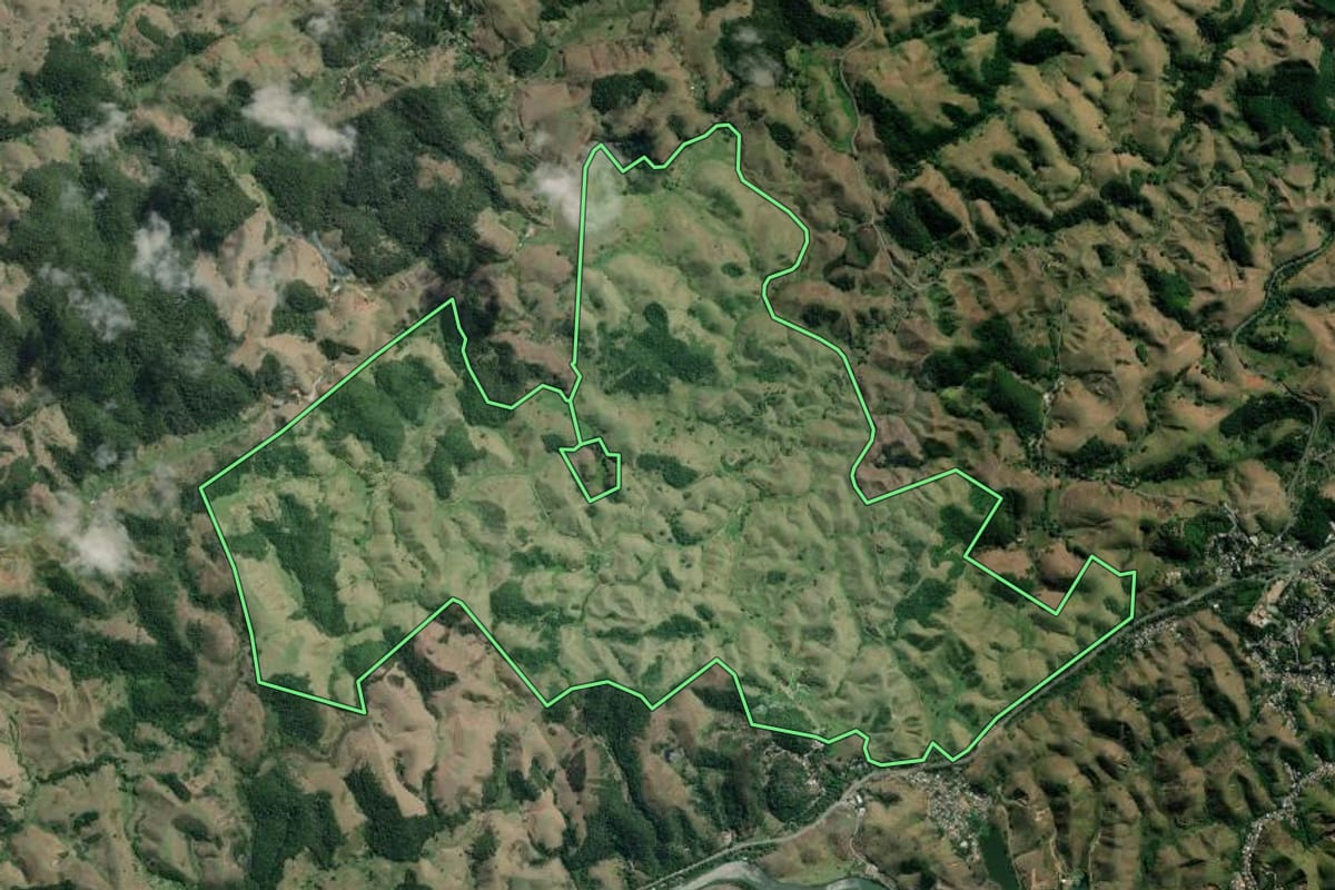 Imagem de satélite do imóvel rural em Barra do Piraí (RJ), com o contorno declarado no CAR desenhado por cima.