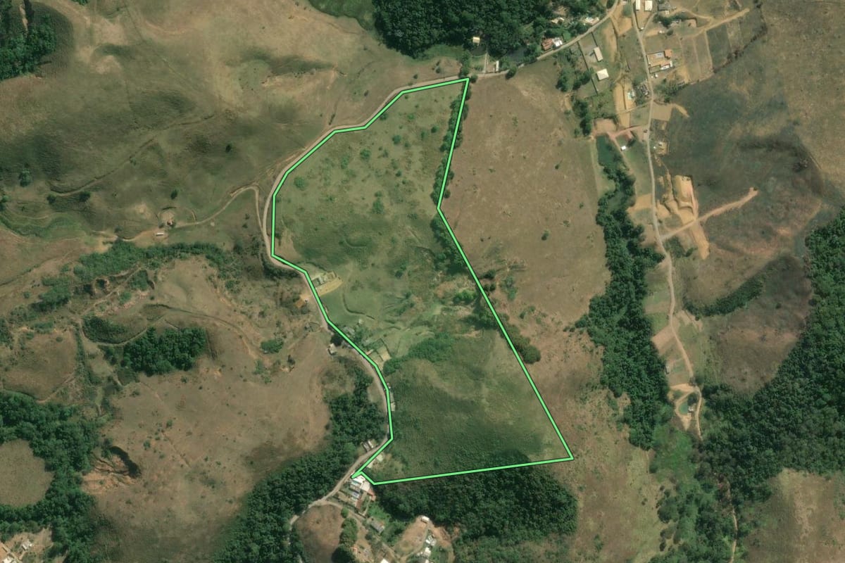 Imagem de satélite do imóvel rural em Barra do Piraí (RJ), com o contorno declarado no CAR desenhado por cima.