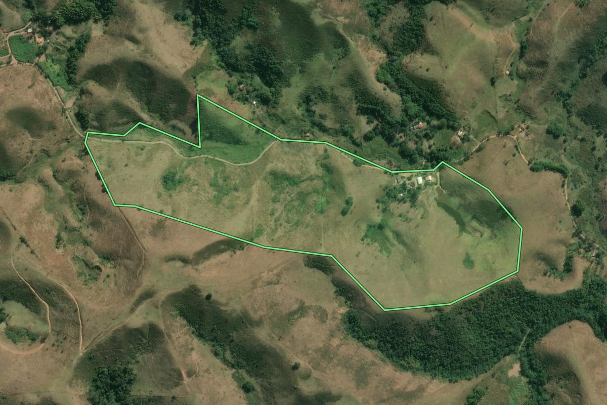 Imagem de satélite do imóvel rural em Barra do Piraí (RJ), com o contorno declarado no CAR desenhado por cima.