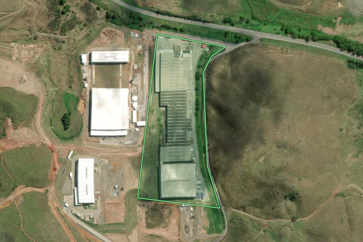 Imagem de satélite do imóvel rural em Barra do Piraí (RJ), com o contorno declarado no CAR desenhado por cima.