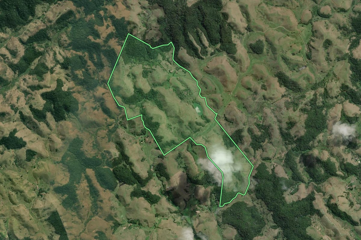 Imagem de satélite do imóvel rural em Barra do Piraí (RJ), com o contorno declarado no CAR desenhado por cima.