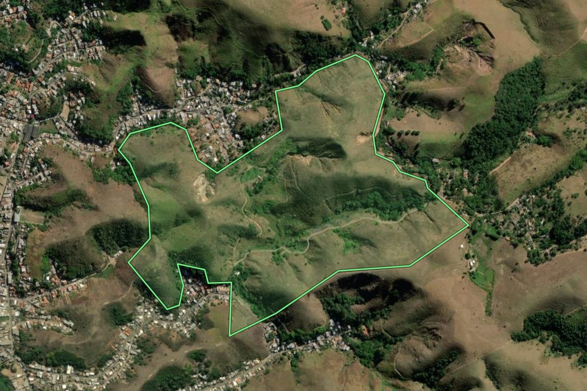 Imagem de satélite do imóvel rural em Barra do Piraí (RJ), com o contorno declarado no CAR desenhado por cima.