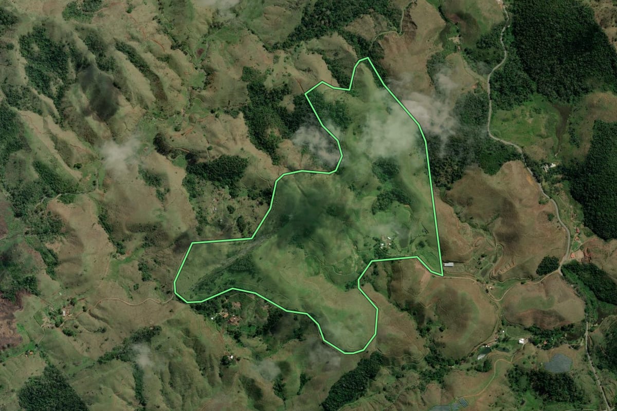 Imagem de satélite do imóvel rural em Barra do Piraí (RJ), com o contorno declarado no CAR desenhado por cima.