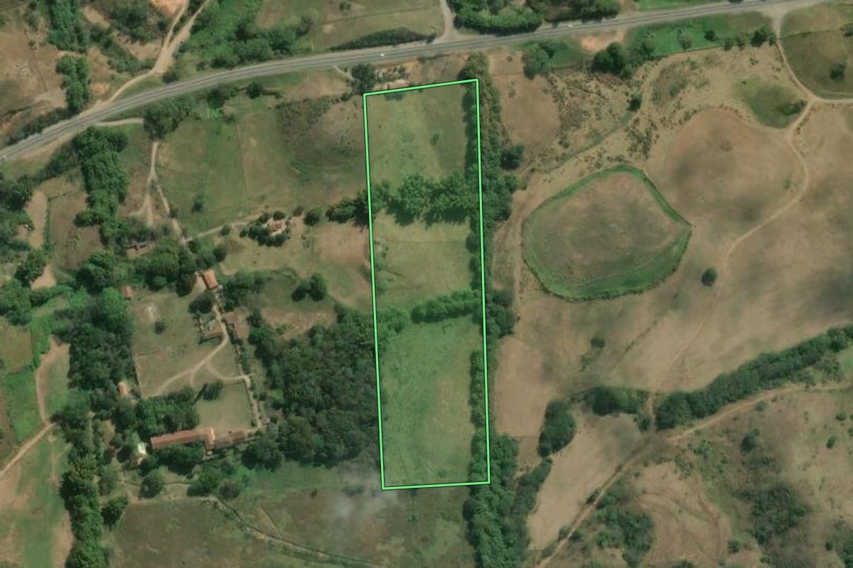 Imagem de satélite do imóvel rural em Barra do Piraí (RJ), com o contorno declarado no CAR desenhado por cima.
