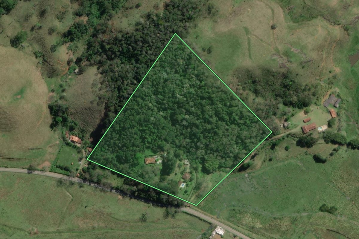 Imagem de satélite do imóvel rural em Barra do Piraí (RJ), com o contorno declarado no CAR desenhado por cima.