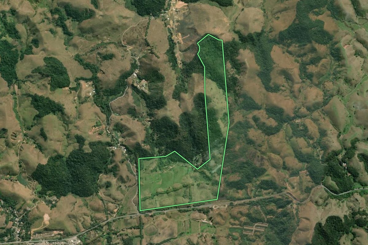 Imagem de satélite do imóvel rural em Barra do Piraí (RJ), com o contorno declarado no CAR desenhado por cima.