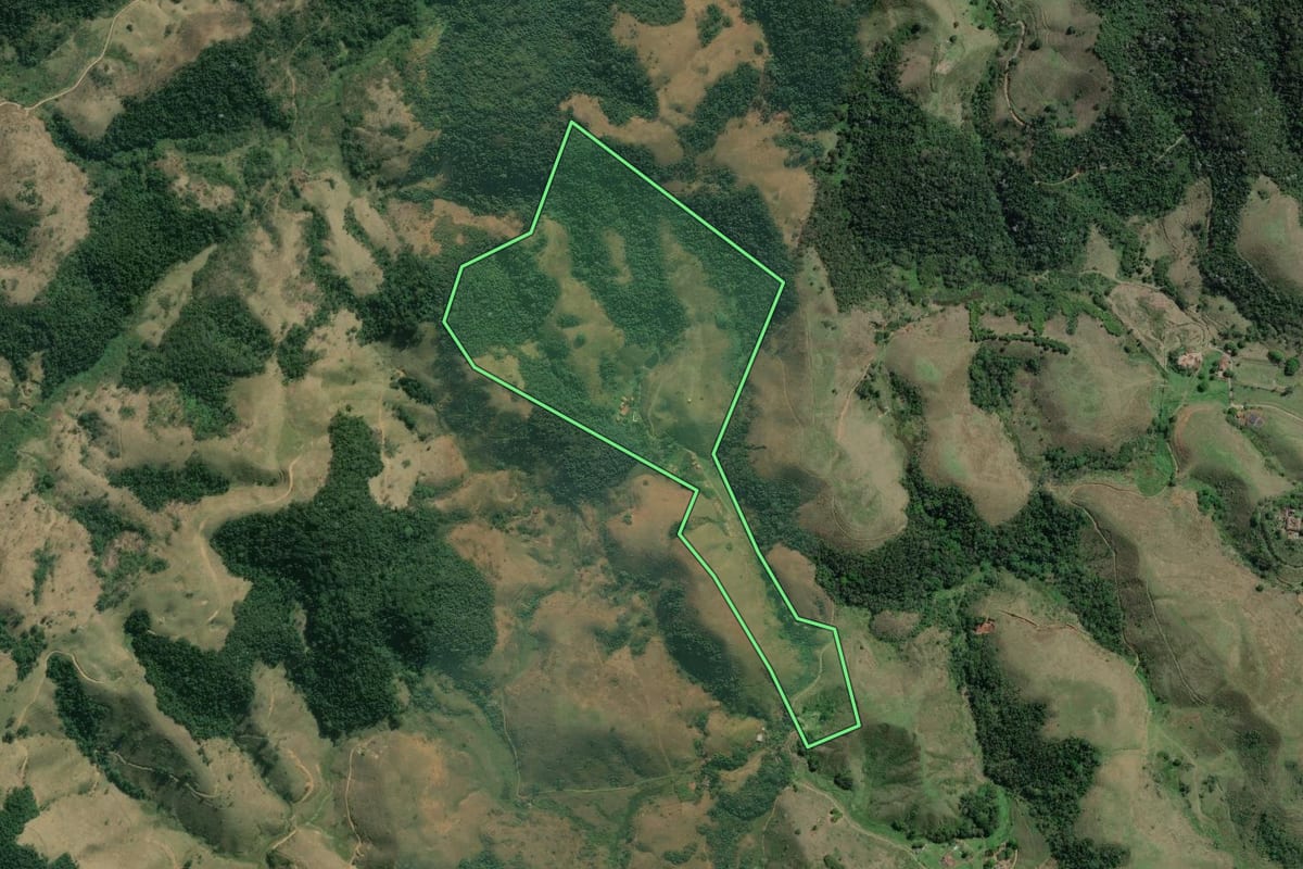 Imagem de satélite do imóvel rural em Barra do Piraí (RJ), com o contorno declarado no CAR desenhado por cima.