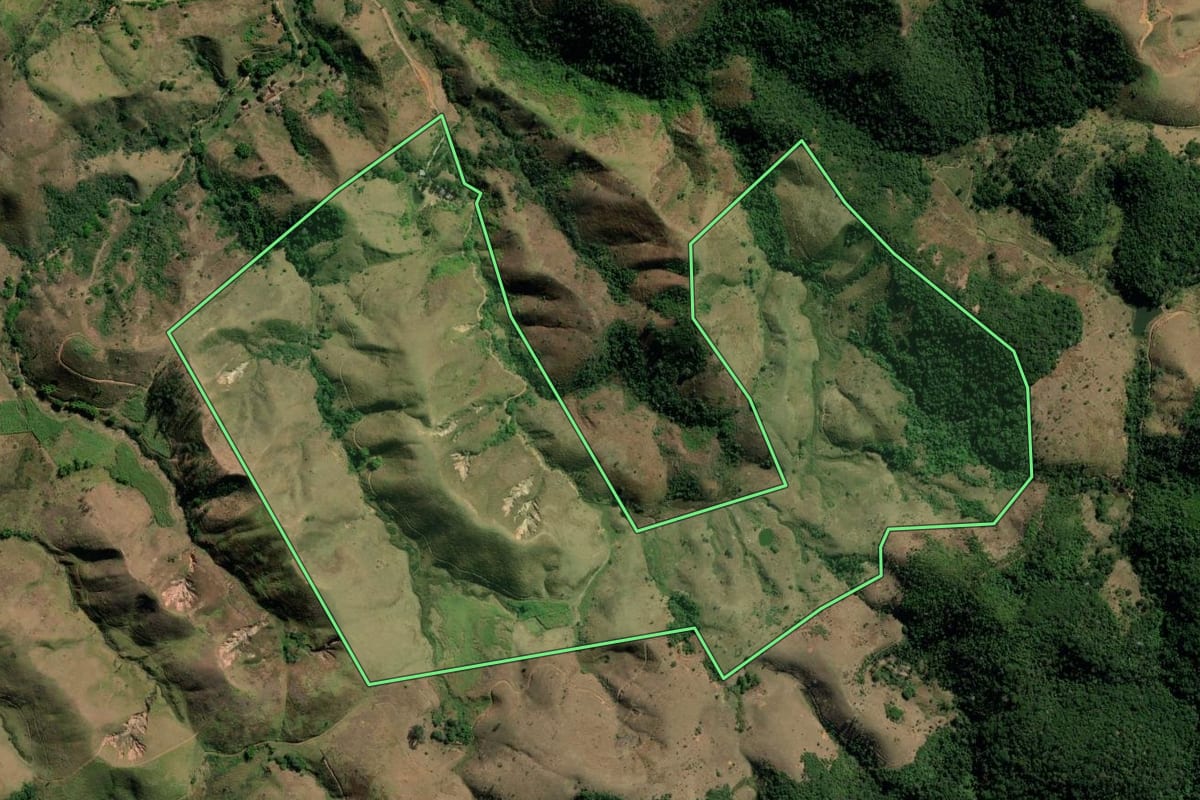 Imagem de satélite do imóvel rural em Barra do Piraí (RJ), com o contorno declarado no CAR desenhado por cima.