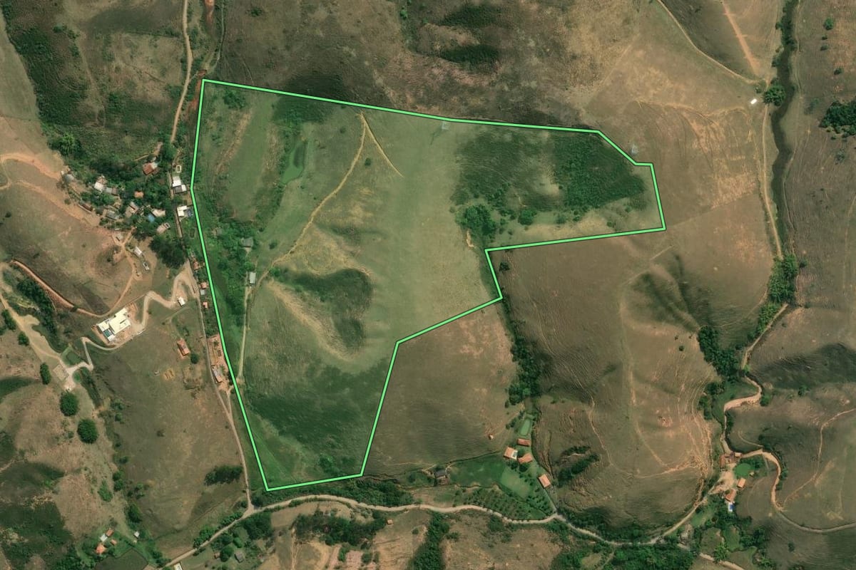 Imagem de satélite do imóvel rural em Barra Mansa (RJ), com o contorno declarado no CAR desenhado por cima.